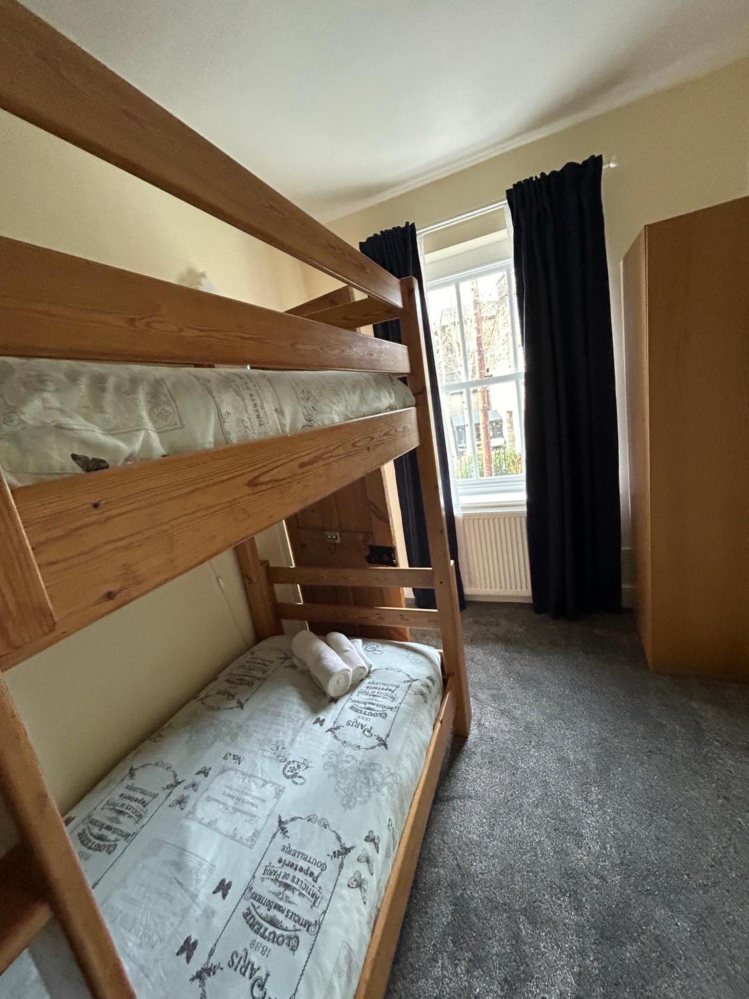 The Buxton Retreat A Luxurious 3-Storey Townhouse With Four Poster Bed And Double Jacuzzi Bath" Exterior photo