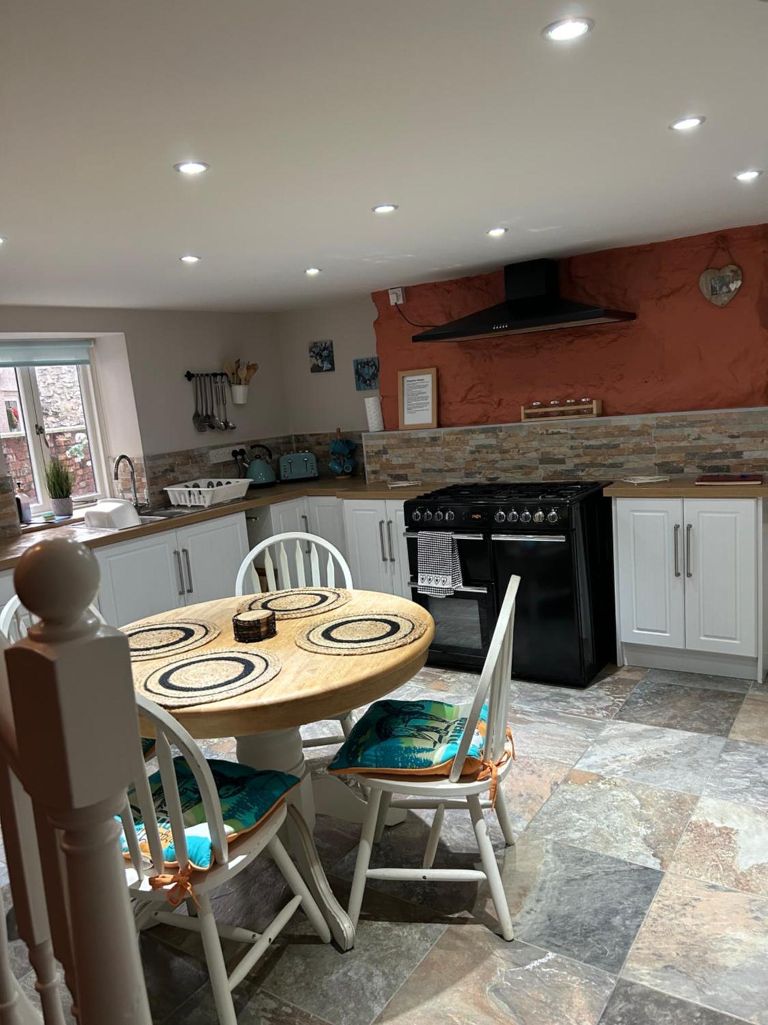 The Buxton Retreat A Luxurious 3-Storey Townhouse With Four Poster Bed And Double Jacuzzi Bath" Exterior photo